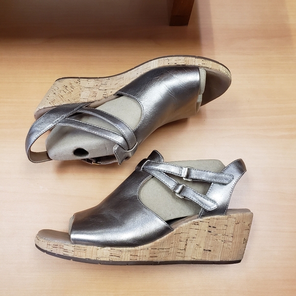 Clarks Unstructured Un Plaza Way Gold size 10 - Picture 3 of 9